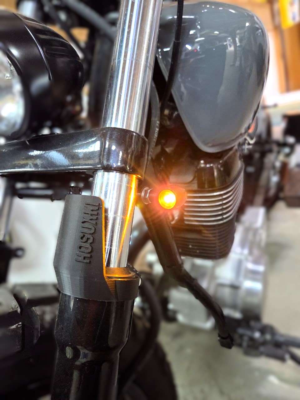 Blinkerhalter Suzuki LS650 Savage untere Gabelbrücke HOSUKKI